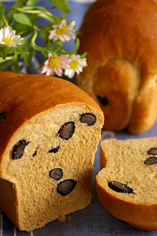kuromame_bread_1.jpg